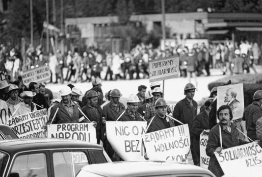 Strajk solidarnościowy robotników Huty Warszawa. Protestujący niosą plansze m. in. z napisami: Nic o nas bez nas, Żądamy wolności słowa, Popieramy Solidarność