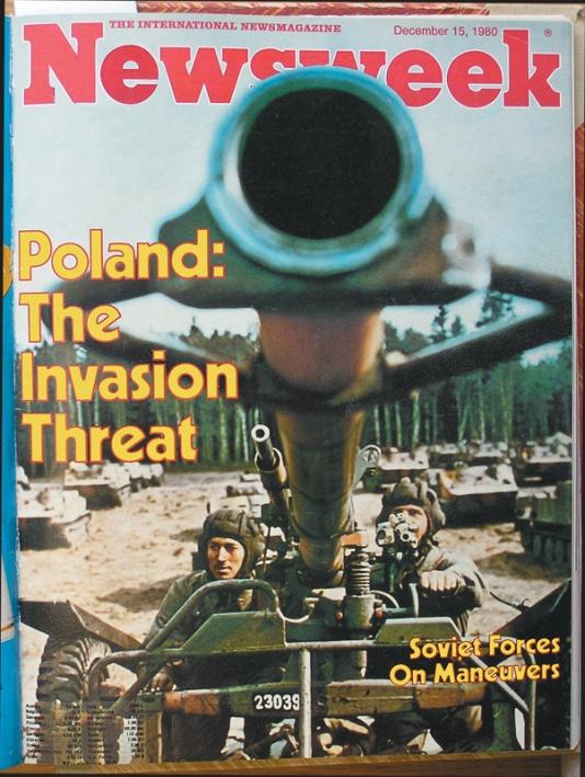 Czołg z wymierzoną lufą na okładce czasopisma Newsweek z grudnia 1980 z podpisem Poland: The Invasion Threat, ilustrujący groźbę sowieckiej interwencji w Polsce.