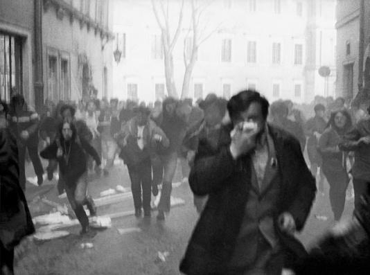 Oddziały ZOMO rozpędzają niezależną manifestację zorganizowaną w Warszawie przez podziemne struktury Solidarności w rocznicę uchwalenia Konstytucji III Maja. Na zdjęciu tłum manifestantów zaatakowany gazem łzawiącym przez milicję ucieka z p