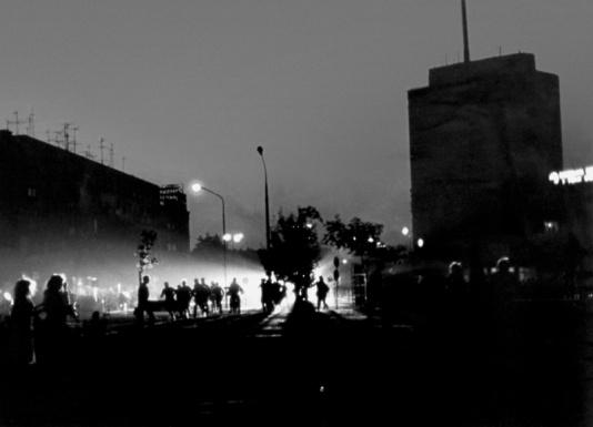Niezależna demonstracja w Gdańsku zorganizowana przez podziemne struktury Solidarności w rocznicę podpisania porozumień sierpniowych w 1980 r. Starcia z milicją przeciągnęły się do późnego wieczora.