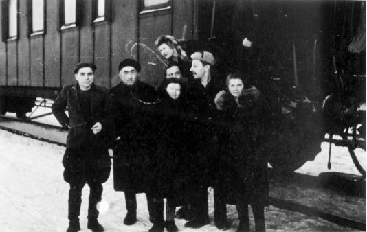 Polacy zwolnieni z łagrów powracają do kraju. Na zdjęciu pociąg na stacji Kotłas (Obwód Archangielski, ZSRR), pierwsza z prawej stoi Stanisława Gortyńska