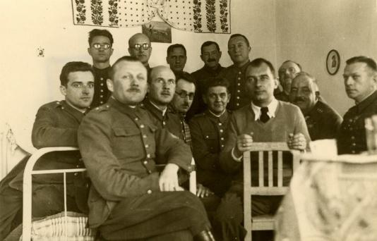 Obóz internowania żołnierzy Wojska Polskiego w Calimanesti (Rumunia). Na zdjęciu czternastu oficerów WP w jednej z izb mieszkalnych, w ubraniu cywilnym pilot kpt. Tadeusz Krajewski