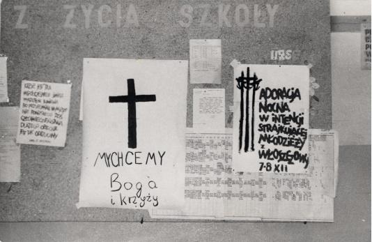 Strajk uczniów domagających się zawieszenia krzyży w klasach szkolnych Zespołu Szkół Zawodowych im. Stanisława Staszica we Włoszczowej. Kartki na tablicy Z życia szkoły: My chcemy Boga i krzyży.
