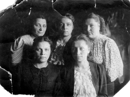 Polki deportowane do Siedzielnikowa, obwód Omsk, ZSRR, pani Turowska, Halina Muczyńska, pani Rozdkowa, J. Świderska, L. Świderska. Podpis na odwrocie Wspólna praca zżytych koleżanek na Syberii. 