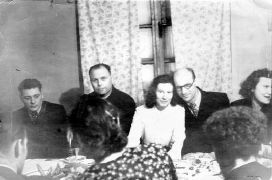 Przyjęcie weselne w  Norylsku (Krasnojarski Kraj, ZSRR) uwolnionych z łagrów Hanny Górskiej i Kazimierza Pocześniaka. Siedzą od lewej: Marian Żołędziewski, Mikołaj Cichanowicz oraz szczęśliwi małżonkowie