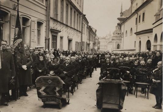 Uroczysta msza świta w 17 rocznicę odzyskania niepodległości i objęcia władzy przez dyrekcję cywilną w Wilnie. Chłopczyk z prawej to Romek Gieczewski, zdjęcie zrobione od strony Ostrej Bramy.