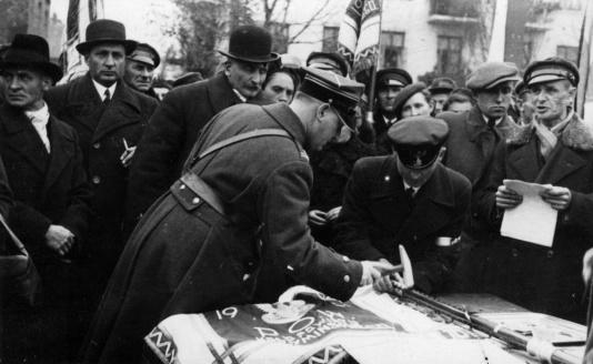 Uroczyste obchody 20 rocznicy odzyskania niepodległości. Przekazanie sztandaru dla koła powiatu radzymińskiego Polskiej Organizacji Wojskowej