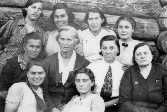 Personel przedszkola i polskiej szkoły we wsi Swiekłasowchoz (obwód Barnauł, Kazachstan). W sukni z białym kołnierzem siedzi Janina Horbowska-Zarankowa.
