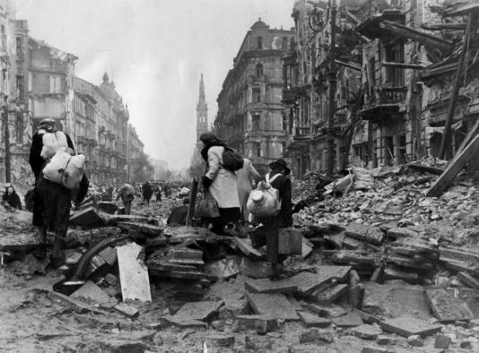 Cywilni mieszkańcy na resztkach barykady na ulicy Marszałkowskiej, opuszczają miasto po kapitulacji powstania. W tle kościół Zbawiciela