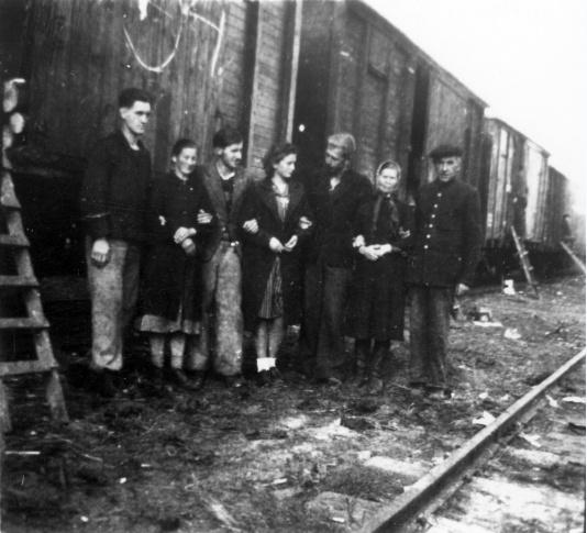 Rampa dworca kolejowego w Wołkowysku (ZSRR). Rodzina Ksieniewiczów w czasie powrotu z zesłania w Związku Radzieckim do kraju.