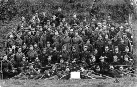 Wojna polsko-bolszewicka. Polscy żołnierze po zajęciu Wilejki. Pierwszy z lewej z karabinem klęczy Władysław Belowski.