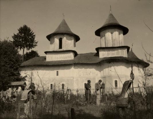 Kompozytor Stanisław Wisłocki wraz z ojcem pod cerkwią Titireciu na górze Teica nieopodal miejscowości Baile Govora.