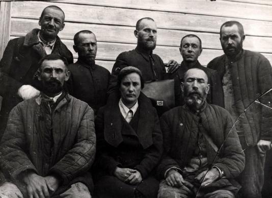 Grupa osadników wojskowych z Wołynia deportowanych 10 lutego 1940 wraz z rodzinami do Wołogdy (ZSRR).