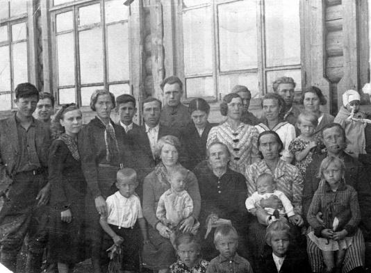 Polscy zesłańcy i pracownicy minusińskiego sowchozu, (Krasnojarski Kraj, ZSRR) uwolnieni po podpisaniu układu Sikorski-Majski. Pierwsza z prawej stoi Franciszka Chylińska. Podpis na odwrocie: Zdjęcie z okazji oswobodzenia Polaków z 20-o letniej zsy