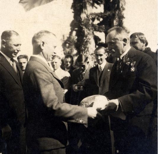 Uroczyste obchody Dnia Rolnika w Horodence (woj. Stanisławów).  Powitanie Wojewody Zygmunta Jagodzińskiego (po prawej) chlebem i solą przez Starostę Powiatowego Edwarda Skrzyńskiego (po lewej).