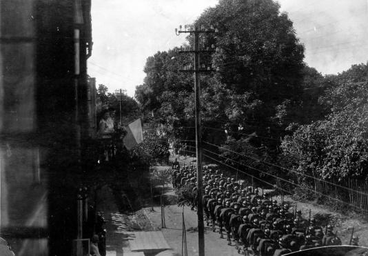 Uroczysta defilada na ulicach Staszowa (woj. kieleckie) z okazji 10-lecia Wojska Polskiego.