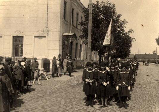Uczennice Seminarium Nauczycielskiego w Trokach ze sztandarem szkoły podczas uroczystego przemarszu ulicami miasta z okazji rozpoczęcia roku szkolnego