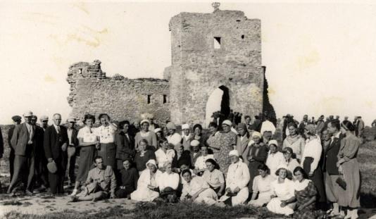 Wycieczka Koła Gospodyń Wiejskich z Dubna na tle ruin zamku na górze królowej Bony w Krzemieńcu (woj. wołyńskie).