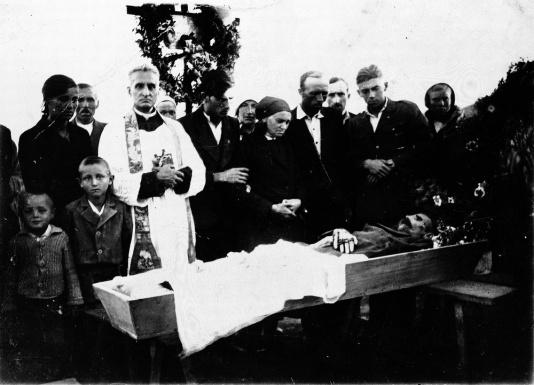 Wystawienie trumny polskiego zesłańca Michała Kordasa, pracownika Nowosiołowskiego Owcosowchozu, (Krasnojarski Kraj, ZSRR). Przy trumnie rodzina zmarłego żona, synowie Michał, Kazimierz i Franciszek oraz katolicki ksiądz, także zesłaniec.