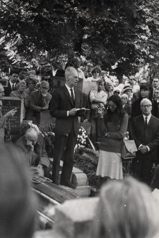 Jerzy Andrzejewski, prozaik i publicysta przemawia nad trumną Pawła Jasienicy (wł. Lech Leon Beynar), pisarza, autora esejów historycznych i publicysty na warszawskim cmentarzu na Powązkach.