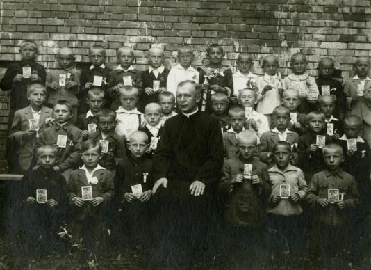 Dzieci przystępujące do I Komunii Świętej w Krępie (pow. Łuków, woj. lubelskie). W górnym rzędzie, w marynarskim mundurku Zygfryd Balcer, jeden z synów Walentego Balcera, weterynarza ze Śmigla zamordowanego przez Niemców w masowej egzekucji.