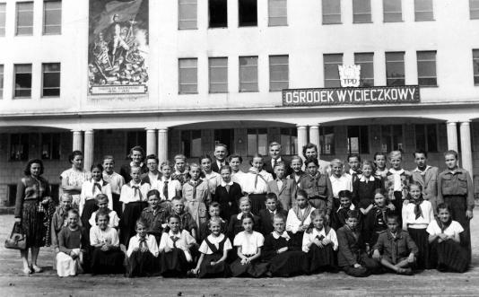 Uczniowie i nauczyciele ze szkoły w Leśniowicach na wycieczce w Warszawie zorganizowanej przez Towarzystwo Przyjaciół Dzieci. W drugim rzędzie szósty od prawej Grzegorz Pazyna. 