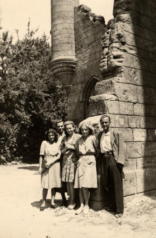Grupa polskiej młodzieży na tle ruin zameczku w Parcul Bibescu w Craiovej (Rumunia). Od prawej: Tadeusz Gaydamowicz, Ewa Ossolińska, Wanda Robaczewska-Bem, Stefan Tomkiewicz, Erna Moses