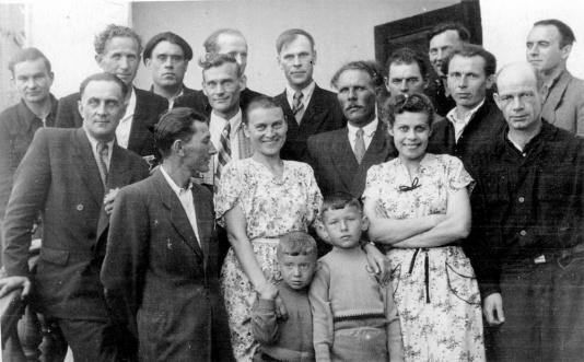 Polscy zesłańcy Workuty uwolnieni z łagrów. Pierwszy z lewej w drugim rzędzie stoi Marek Markiewicz, obok Olgierd Zarzycki, Józef Łapicz, dalej Józef Cybulski, obok ksiądz z Łotwy, Wincenty Żuromski, Stanisław Gajdel, Kazimierz Karpiej (z tył