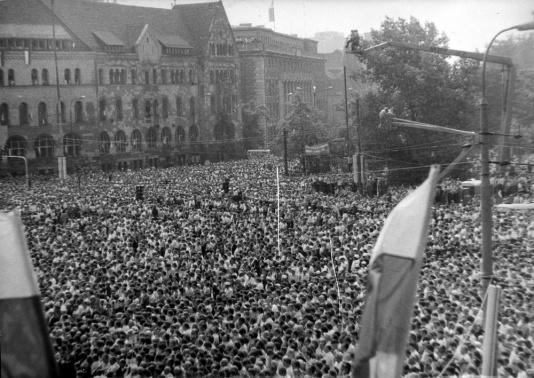 Uczestnicy ceremonii odsłonięcia pomnika Ofiar Czerwca 1956 na Placu Adama Mickiewicza w Poznaniu