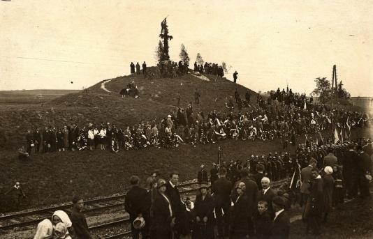 Pielgrzymka do Zadwórza (pow. Przemyślany, woj. tarnopolskie), na kopiec zwany Polskimi Termopilami, usypany ku czci 318 ochotników poległych w sierpniu 1920 w walce z oddziałami sowieckiej 1 Armii Konnej Budionnego