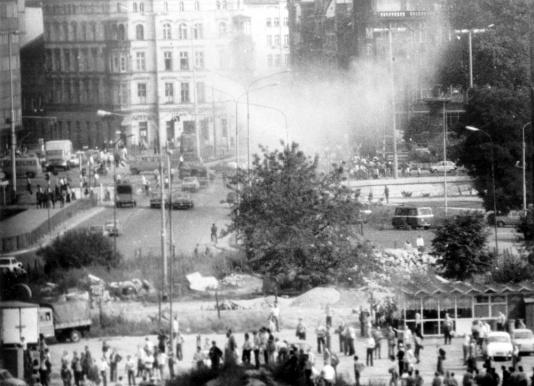 Niezależna manifestacja zorganizowana przez podziemne struktury Solidarności we Wrocławiu.