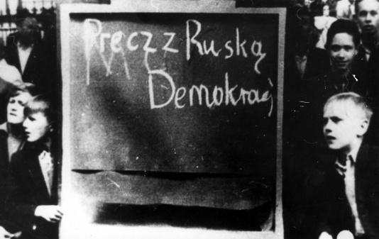 Dzieci obok hasła Precz z Ruską Demokracją.