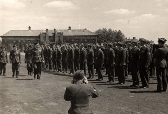 Generał William Sholto-Douglas, dowódca lotnictwa myśliwskiego RAF, dokonuje przeglądu personelu 1 Polskiego Skrzydła Myśliwskiego w Northolt, (Londyn, Wielka Brytania)