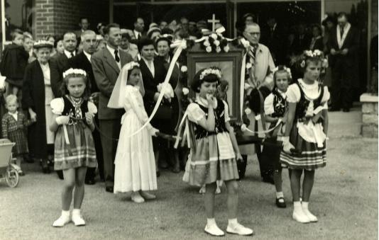 Święto Bożego Ciała wśród Polonii brytyjskiej. Z prawej strony obrazu w jasnym płaszczu i okularach Adam Lipiński.