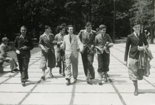 Uczniowie Liceum Polskiego w Bukareszcie w drodze na wystawę Luna Bucurestiloz. Od lewej Tadeusz Gaydamowicz, Jacek Zamorski, NN, NN, Stanisław Nałęcz-Korzeniowski, Stanisław Madeyski, Stanisław Łaski.