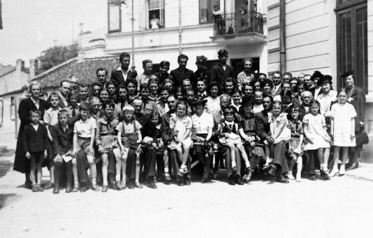 Uczniowie i nauczyciele polskiej szkoły powszechnej i gimnazjum w Braili (Rumunia)