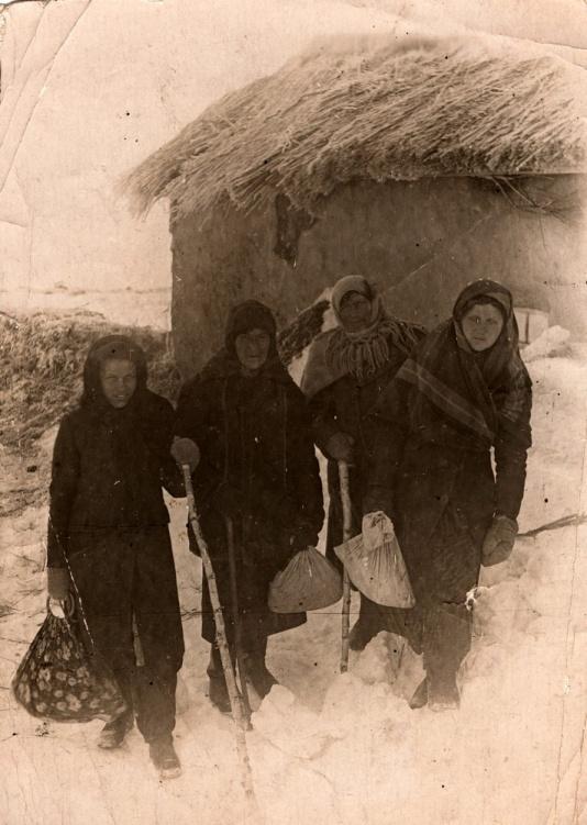 Polki deportowane do Noworosijki (obw. Siewierokazachski, Kazachstan, ZSRR) podczas wyprawy po chleb. Na zdjęciu Regina Wisłocka, Czesława Ostrowiecka, Janina Bartoszukówna i Wiesława Batowska