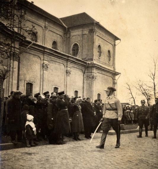 Starosta Edward Skrzyński przyjmuje defiladę oddziałów Związku Strzeleckiego w Horodence (woj. stanisławowskie).