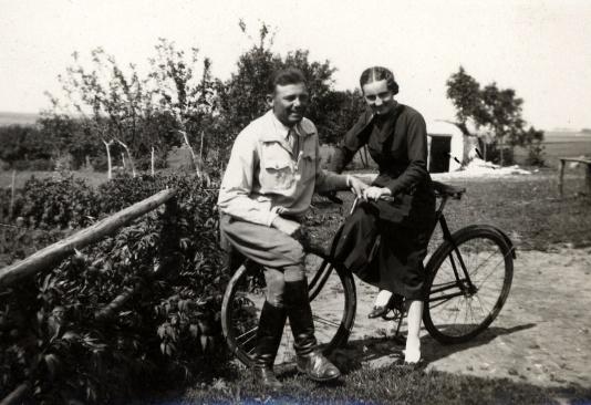 Kobieta i mężczyzna z Witosowa (pow. Krzemieniec, woj. wołyńskie). Oryginalny podpis na odwrocie Wiejski obrazek