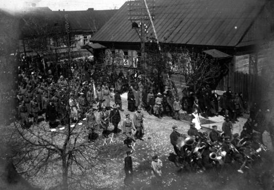 Pierwsze obchody rocznicy uchwalenia Konstytucji 3 Maja, w pochodzie idą członkowie sztabu Grupy Podlaskiej z gen. Antonim Listowskim na czele, z tyłu oficer niosący sztandar twierdzy Brześć, dalej idą posłowie do Sejmu Rzeczpospolitej.