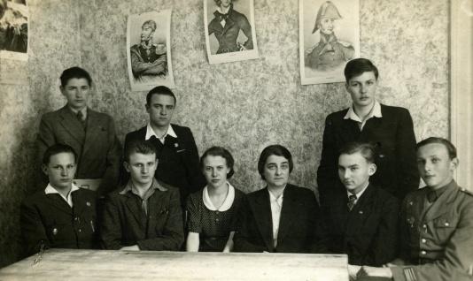 Polskie Liceum i Gimnazjum w Bukareszcie, klasa IV gimnazjum. Stoją od lewej: Andrzej Nakonieczknikoff-Klukowski, Tadeusz Gaydamowicz, Henryk Rottermund, siedzą od lewej nn, Wiesław Kubicki, Danuta Szewczyk, dyrektor Helena Baryszowa, Karol Toparz-Kurz