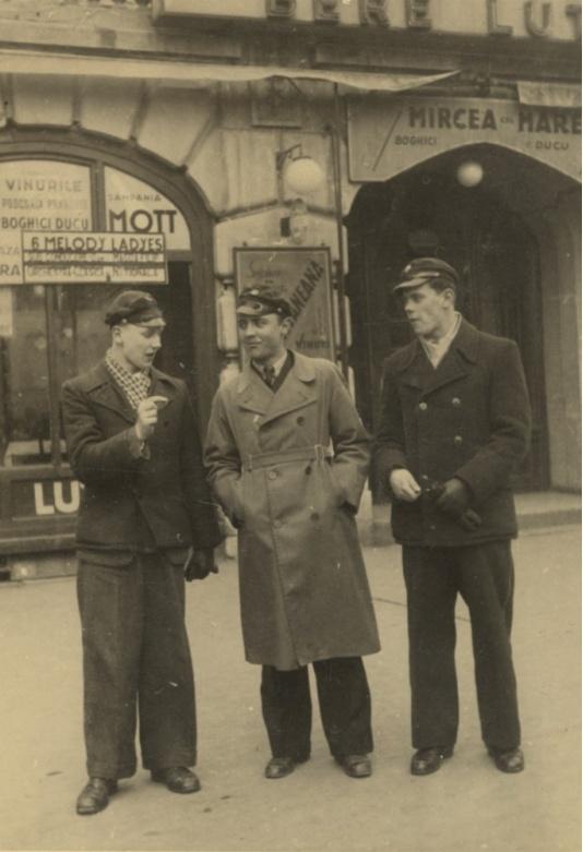 Uczniowie polskiej szkoły w Bukareszcie, Tadeusz Gaydamowicz (w środku) z Witoldem i Zbigniewem Kawalcami.