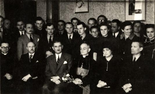 Wizyta byłego Nuncjusza Apostolskiego w Polsce, arcybiskupa Filippo Cortesiego (siedzi pośrodku) w Polskiej Bursie Kształcącej się Młodzieży w Bukareszcie