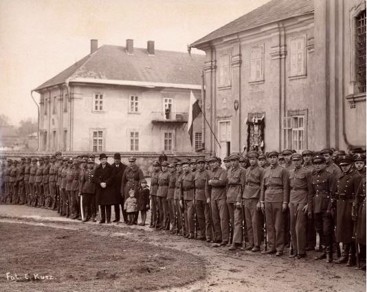 Oddziały Związku Strzeleckiego w dniu imienin Józefa Piłsudskiego na dziedzińcu przed Starostwem w Horodence (woj. stanisławowskie).