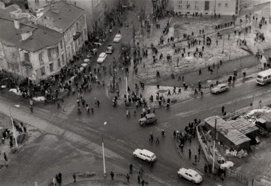 Wydarzenia marcowe, okolice Politechniki Warszawskiej, ulica Polna r&oacute;g Mokotowskiej i Armii Ludowej