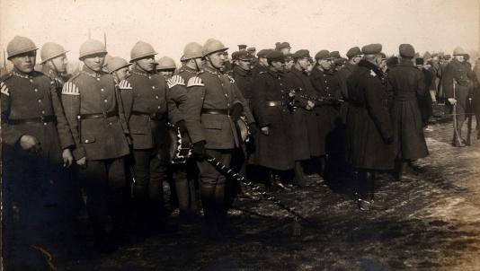 Żołnierze Wojska Polskiego przed kościołem w Brześciu na Bugiem.