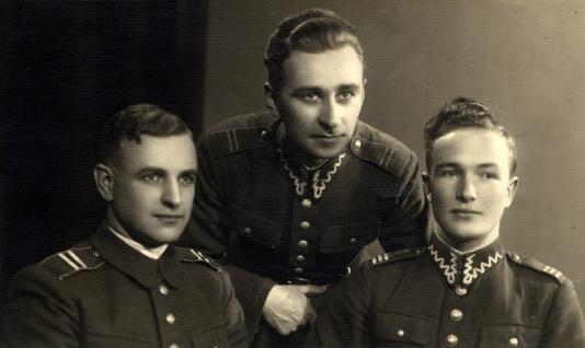 Polscy żołnierze w obozie internowania w Połądze (Palanga Litwa).