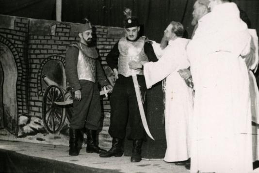 Występ Teatru Żołnierza Polskiego z obozu internowania w Comisani ze sztuką Kmicic w Częstochowie autorstwa kapitana Józefa Bzowskiego. Na zdjęciu scena Na wałach, rozmowa Kmicica (Tadeusz Szostak) z księdzem Kordeckim (Józef Bzowski).