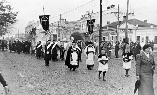 Kondukt pogrzebowy na głównej ulicy Kiszyniowa (Rumunia, ob. Mołdowa) w drodze na cmentarz katolicki. Z przodu idą: ks. prałat Marek Glaser i ks. Marian (Mikołaj) Szczurek.