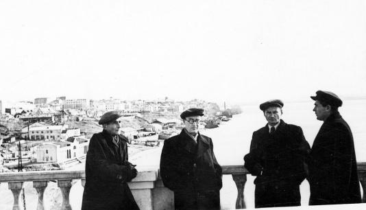 Byli więźniowie łagrów powracający do kraju. Na moście nad Amurem w Chabrowsku (ZSRR) stoją od lewej M. Wigierski, Józef Romański, Myślin, Ogrodnik.